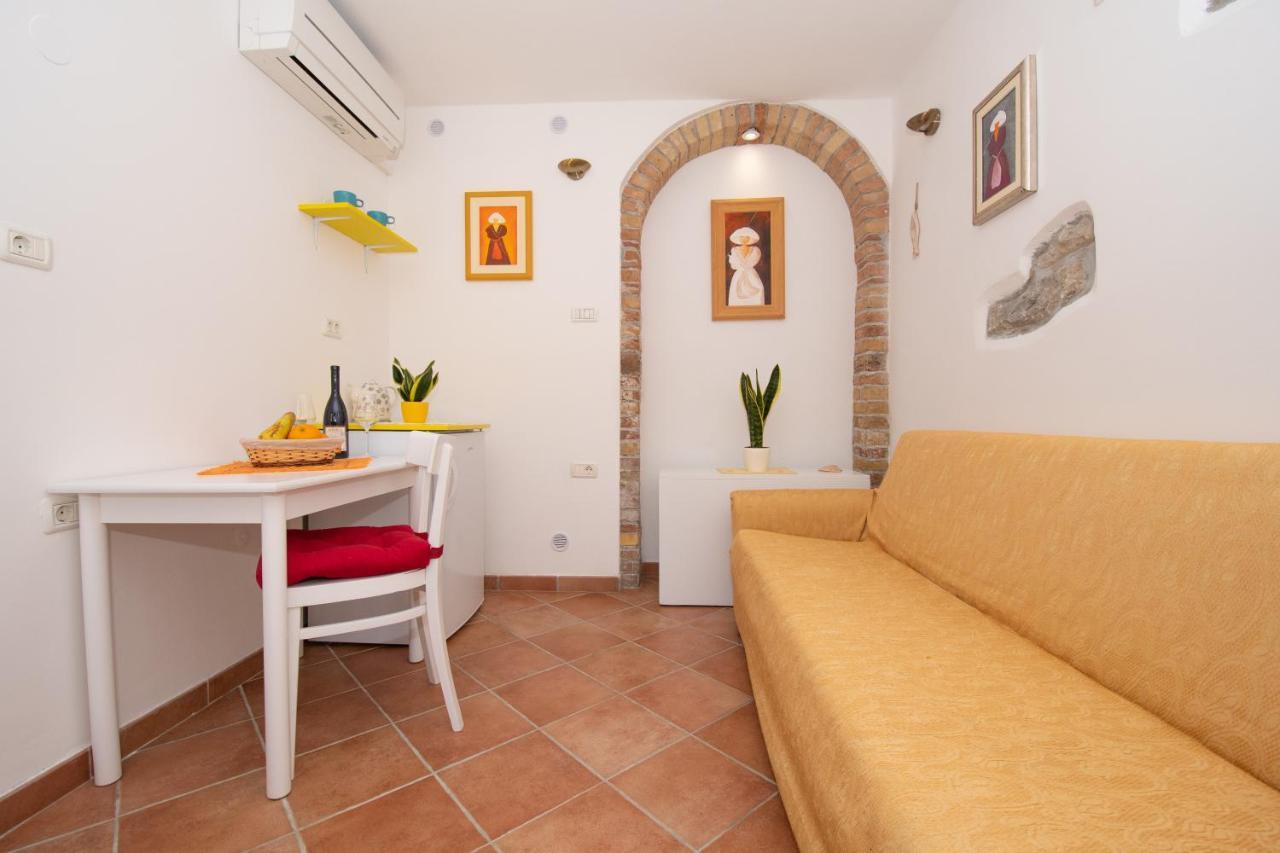 Studio May Pirano Esterno foto